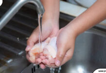 చికెన్ను ట్యాప్ కింద కడుగుతున్నారా? అలా కడగడం వల్ల ఏం జరుగుతుందో తెలుసా?